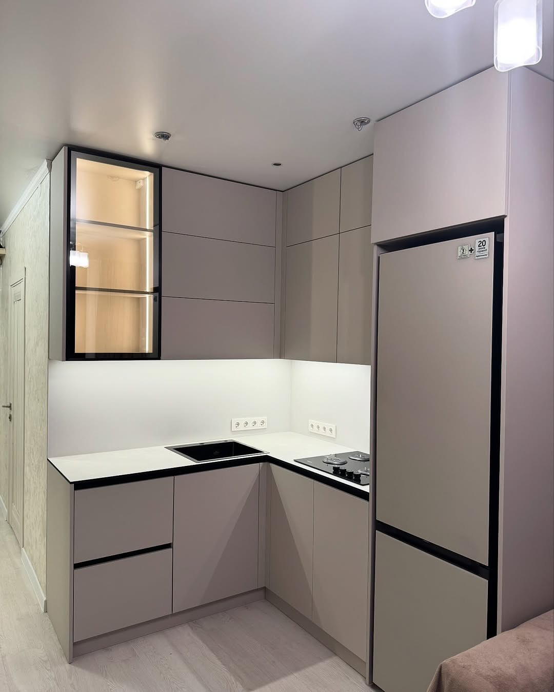 Современная белая кухня