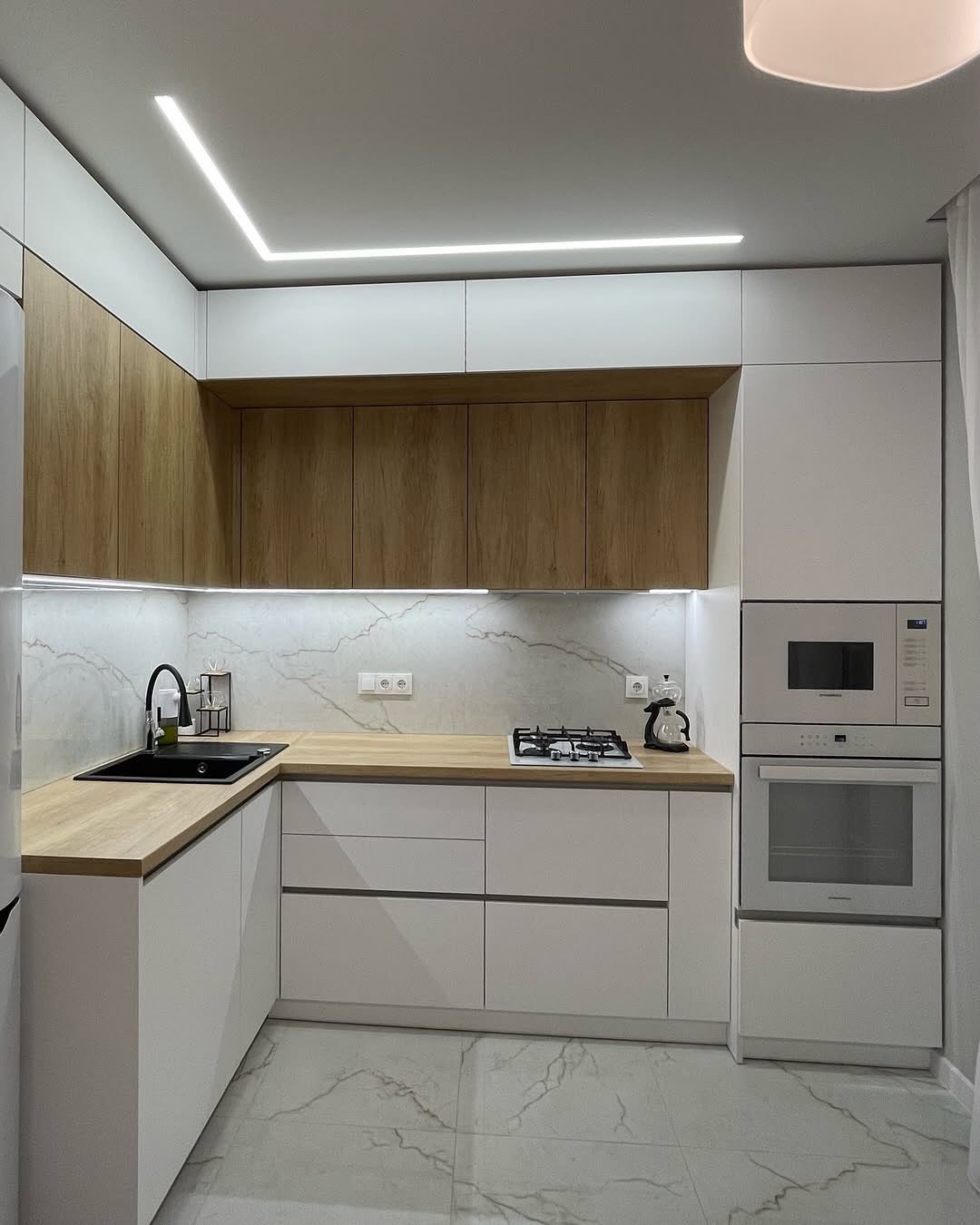 Белая кухня с деревянными элементами