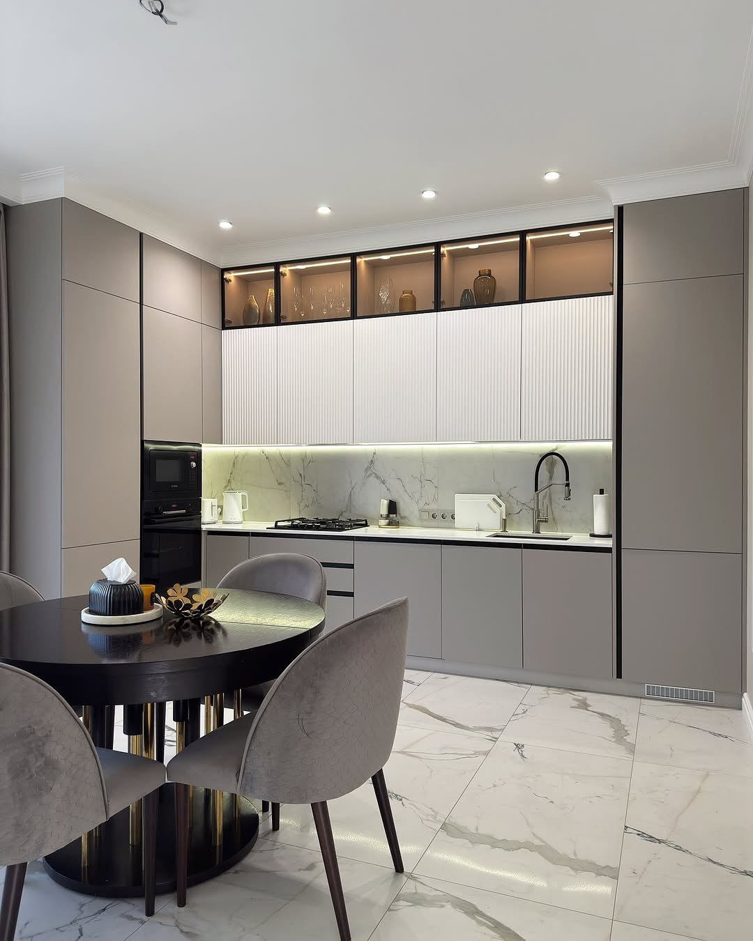 Белая кухня с островом